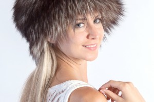 Il cappello in volpe argentata per la donna affascinante